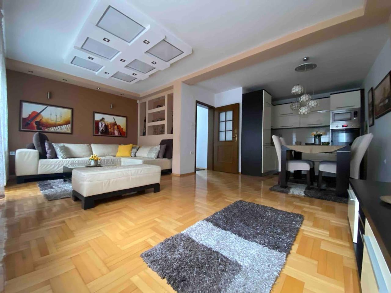 Family friendly home w/ Free Parking & fast WiFi view 2