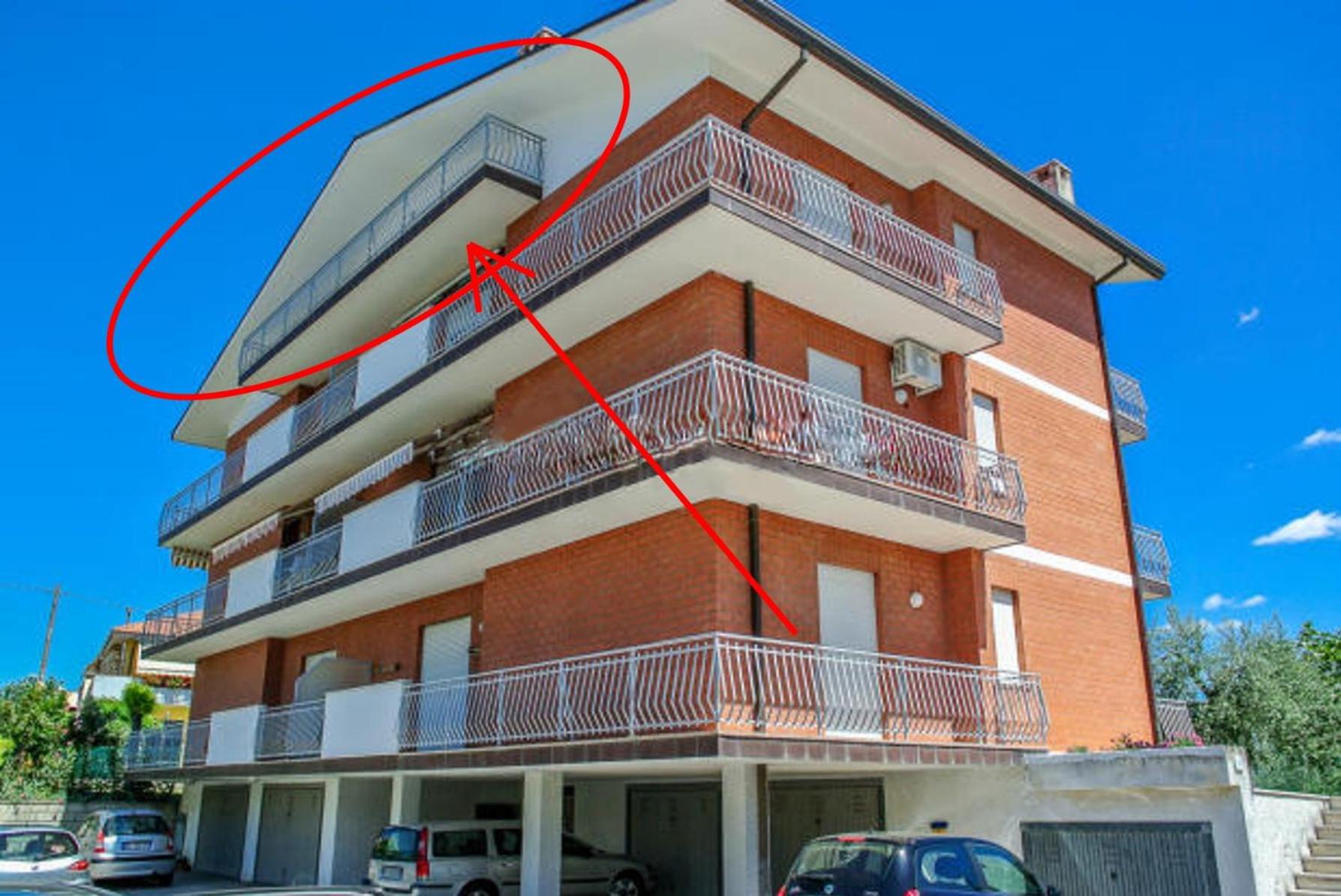Attico mansardato luminoso view 2