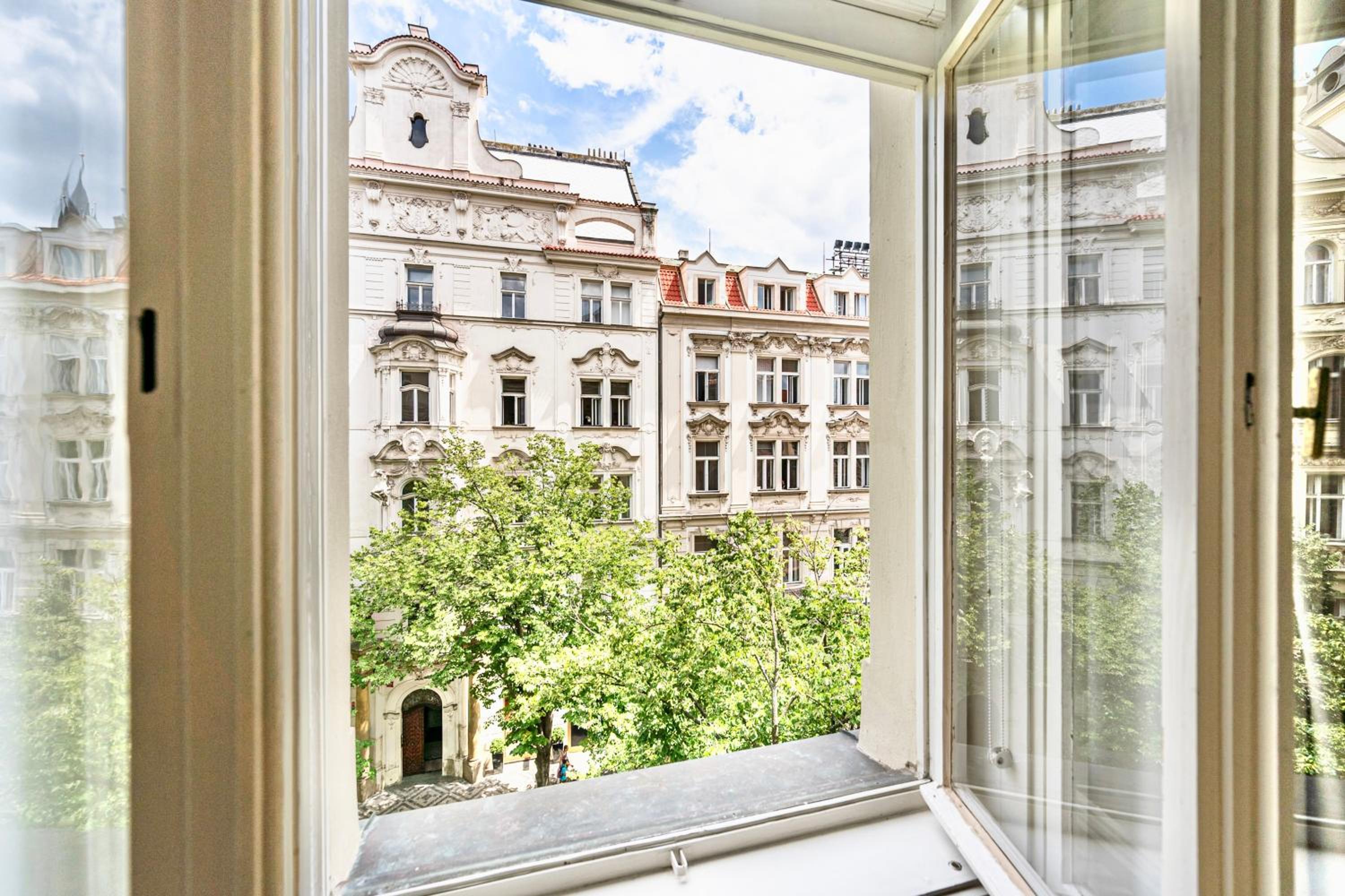 The Old Town Square & Parizska Apartments
