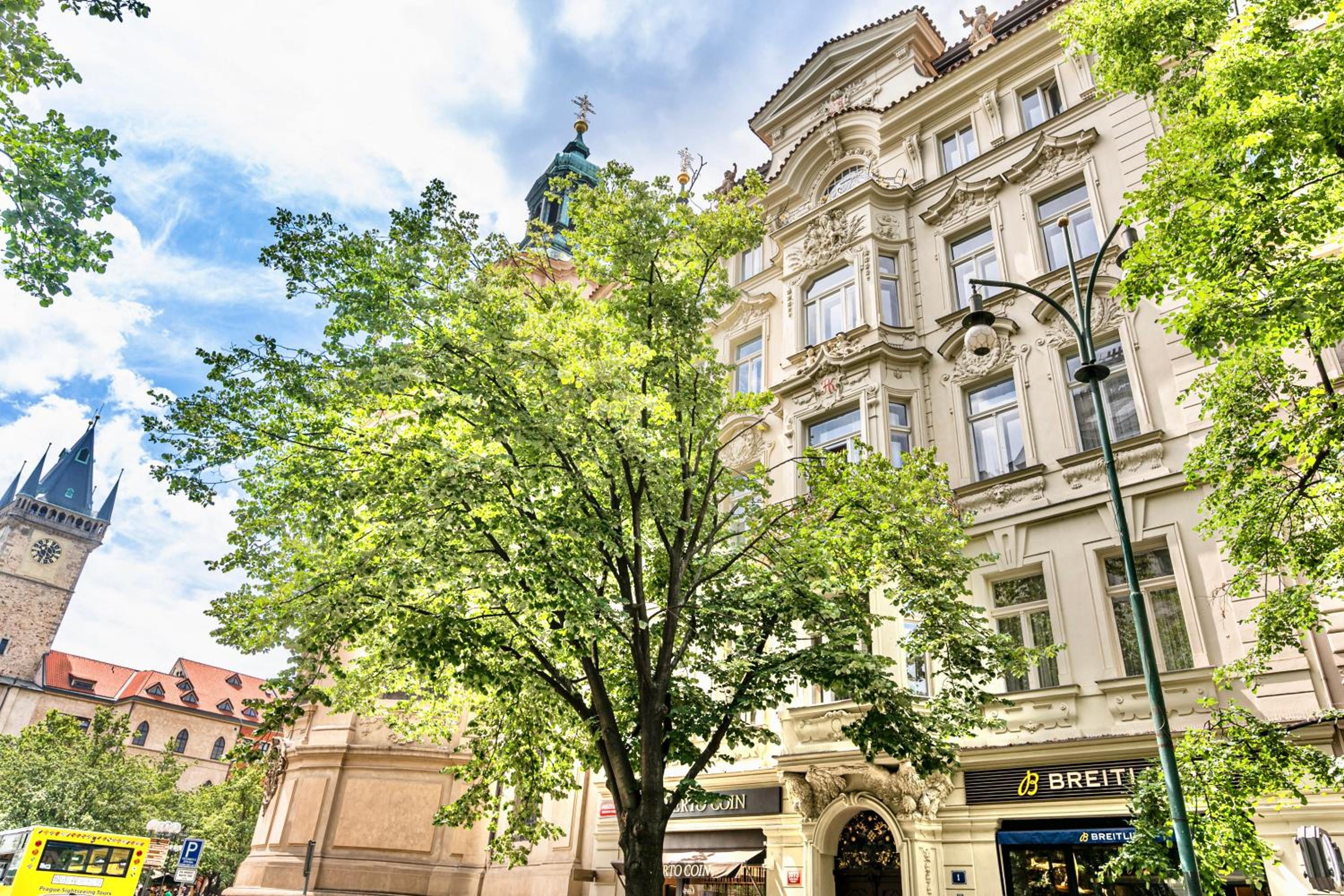 The Old Town Square & Parizska Apartments