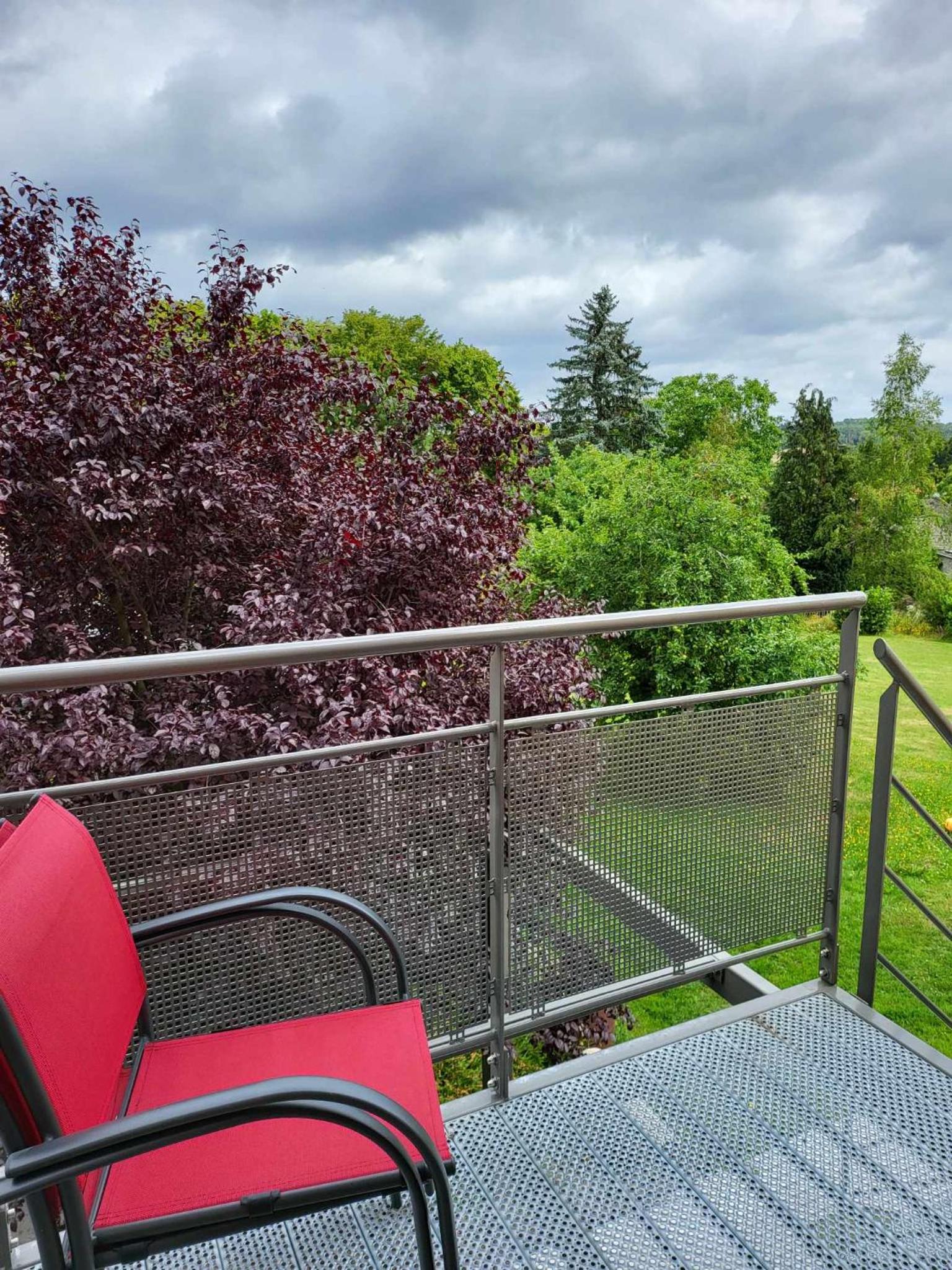A la salle de jeux et son jardin autour de la cabane verte