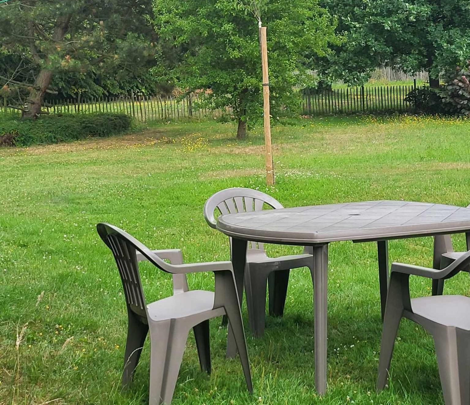 A la salle de jeux et son jardin autour de la cabane verte