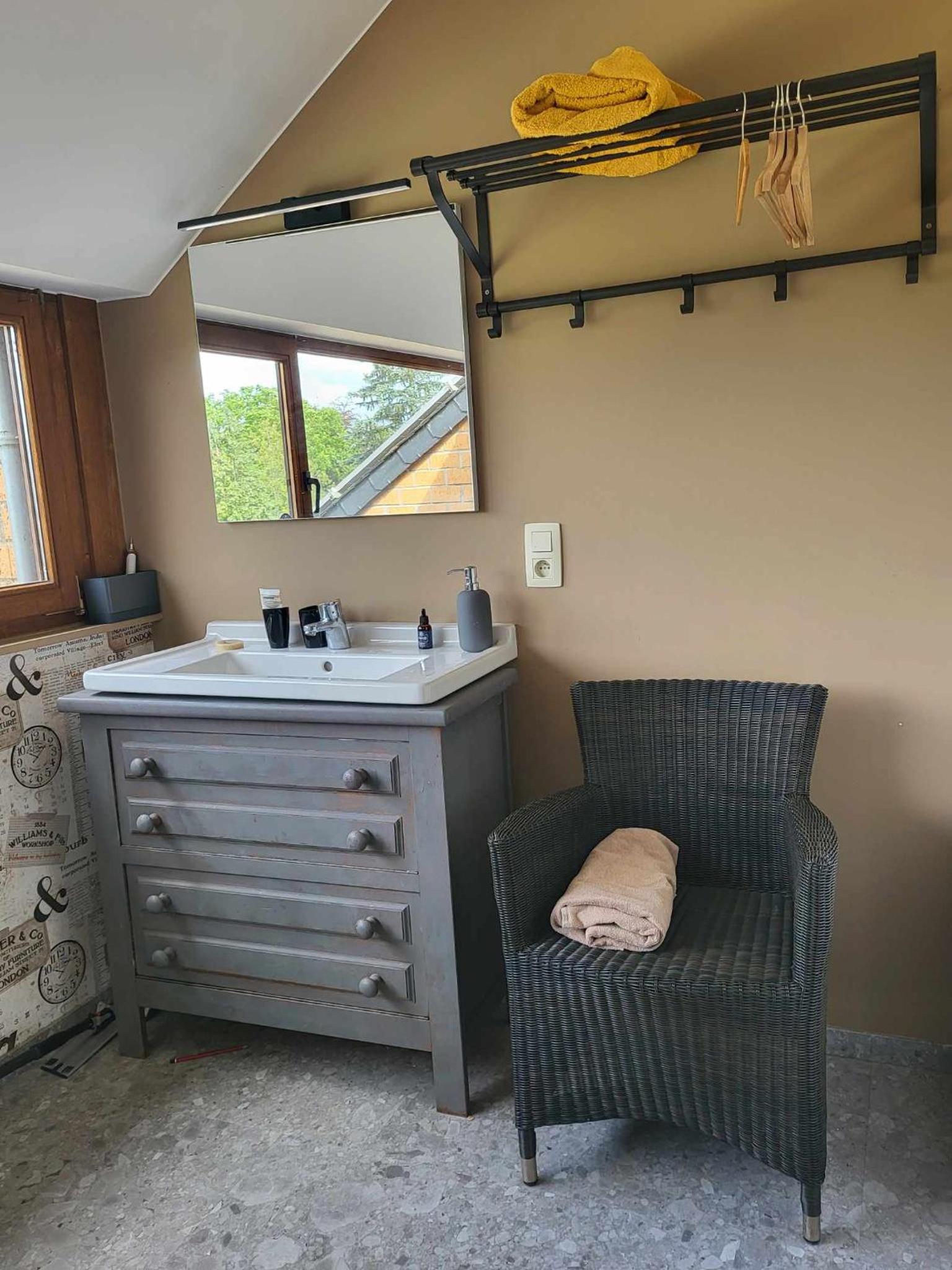A la salle de jeux et son jardin autour de la cabane verte
