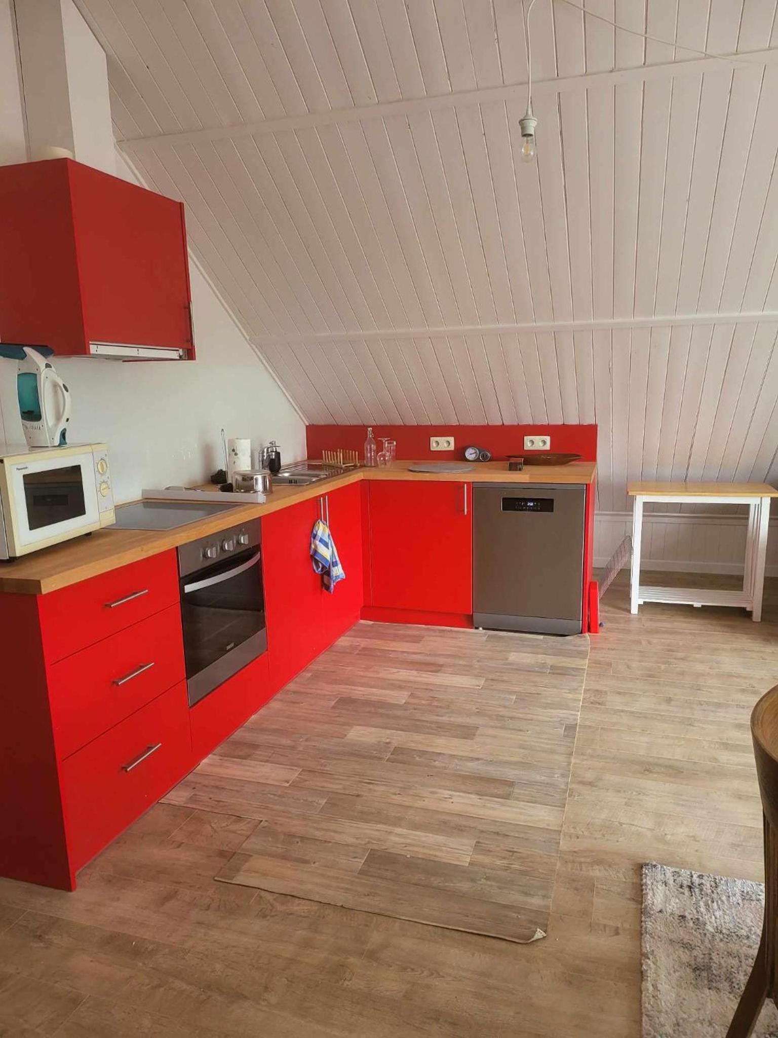 A la salle de jeux et son jardin autour de la cabane verte