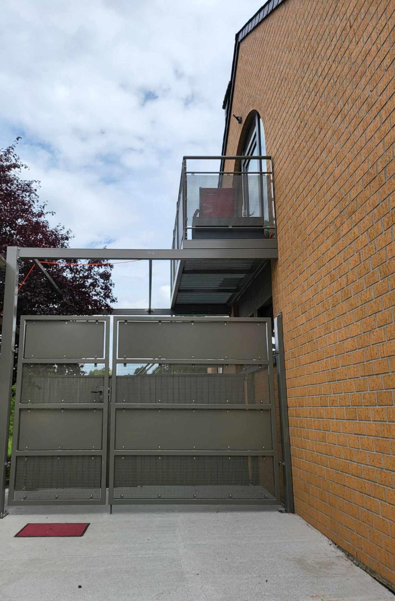 A la salle de jeux et son jardin autour de la cabane verte