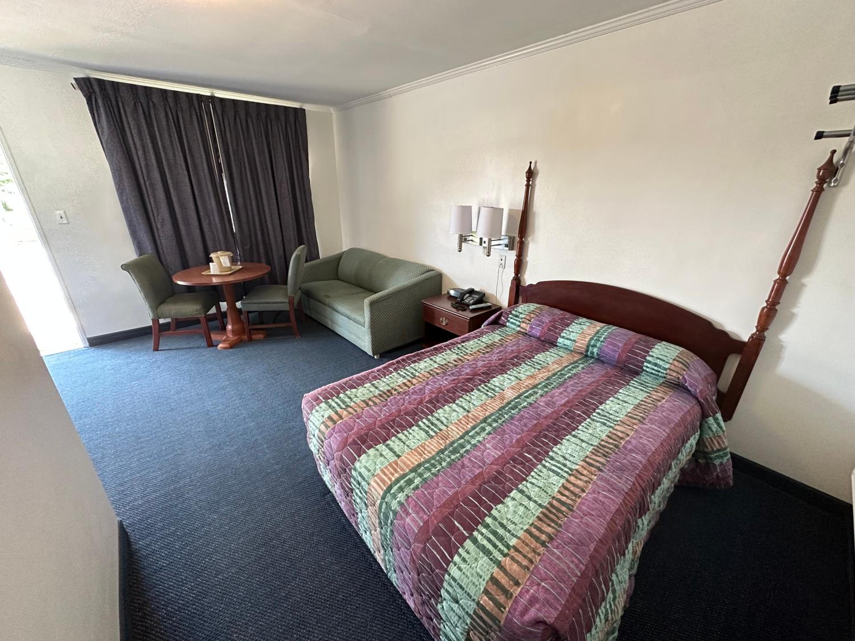 Four Oaks Lodging