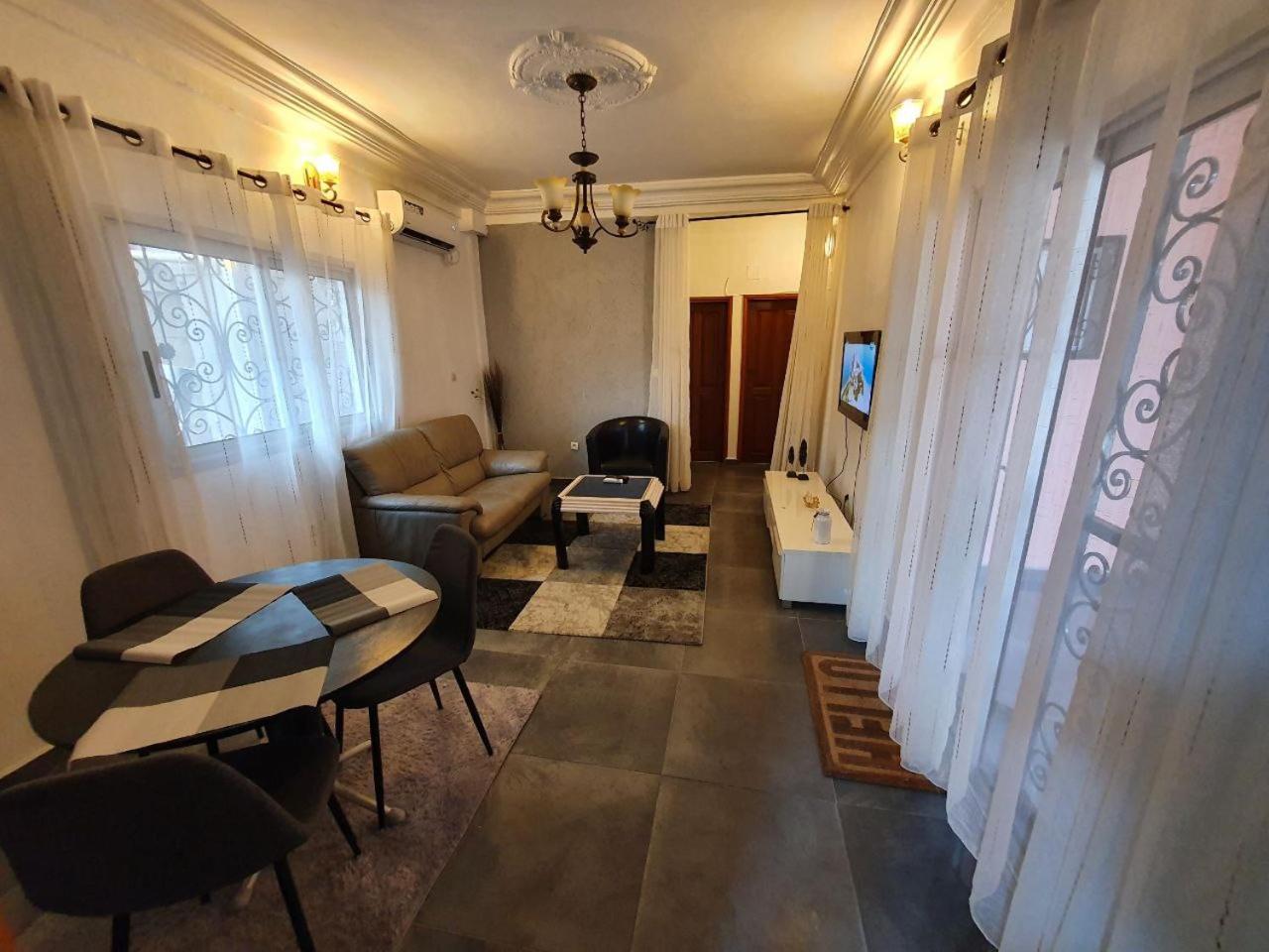 Résidence M Douala - Akwa Plein Centre Ville - Wifi Starlink Haut Débit