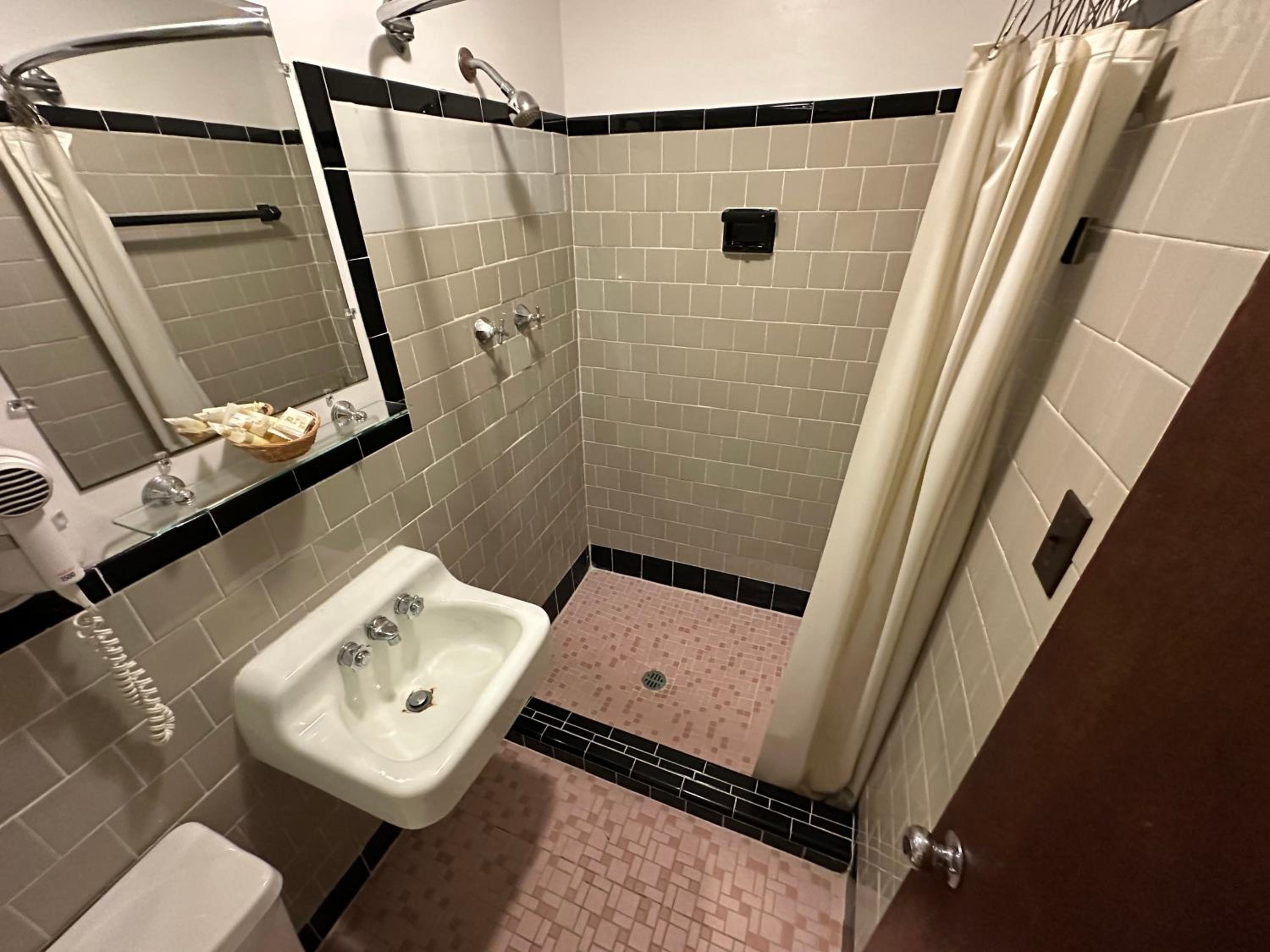 Four Oaks Lodging