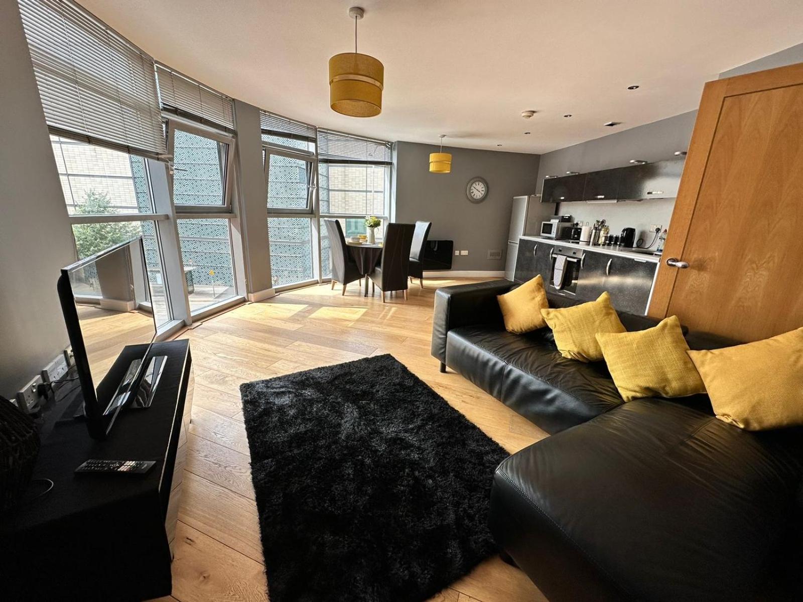 Fantastic and modern city centre flat with FREE parking! view 3