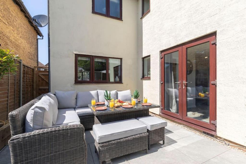 Stunning 6 Bed 3 Bath Detached Home in Cheltenham view 2