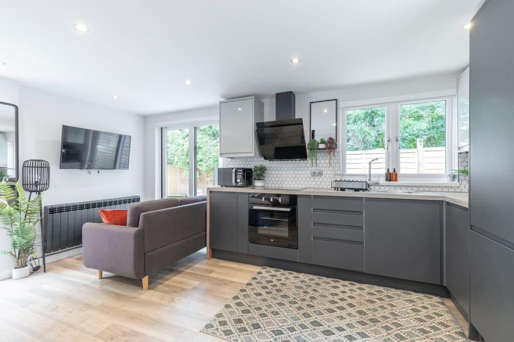 Stunning 6 Bed 3 Bath Detached Home in Cheltenham view 3