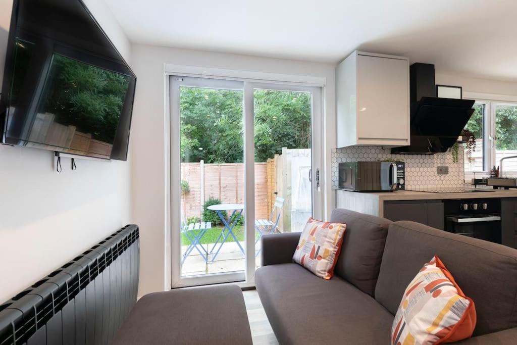 Stunning 6 Bed 3 Bath Detached Home in Cheltenham view 4