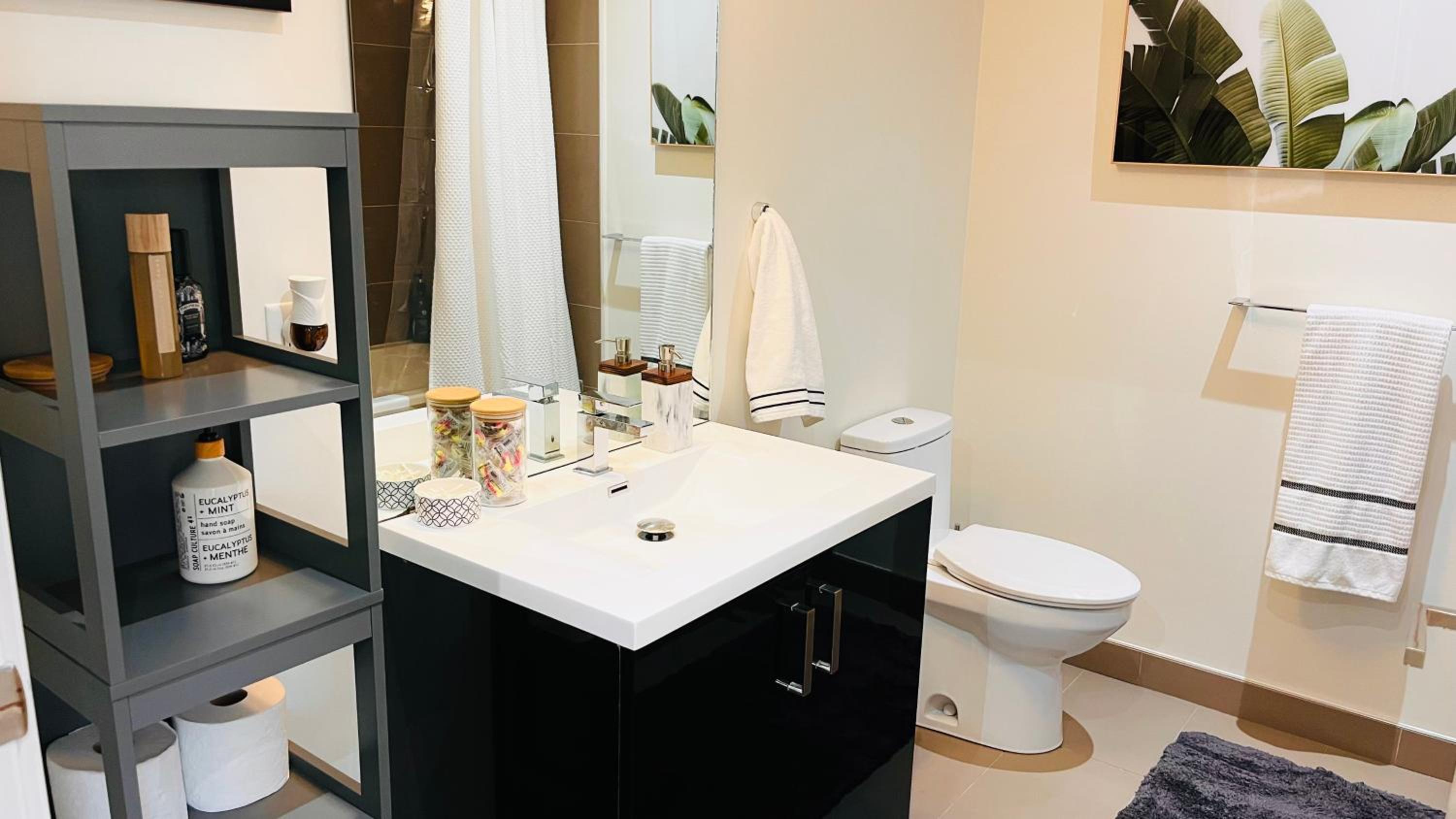LUXURY Downtown Sunset Getaway - Your Home Away From Home - Fully Stocked Kitchen, Gym, Balcony, FREE PARKING