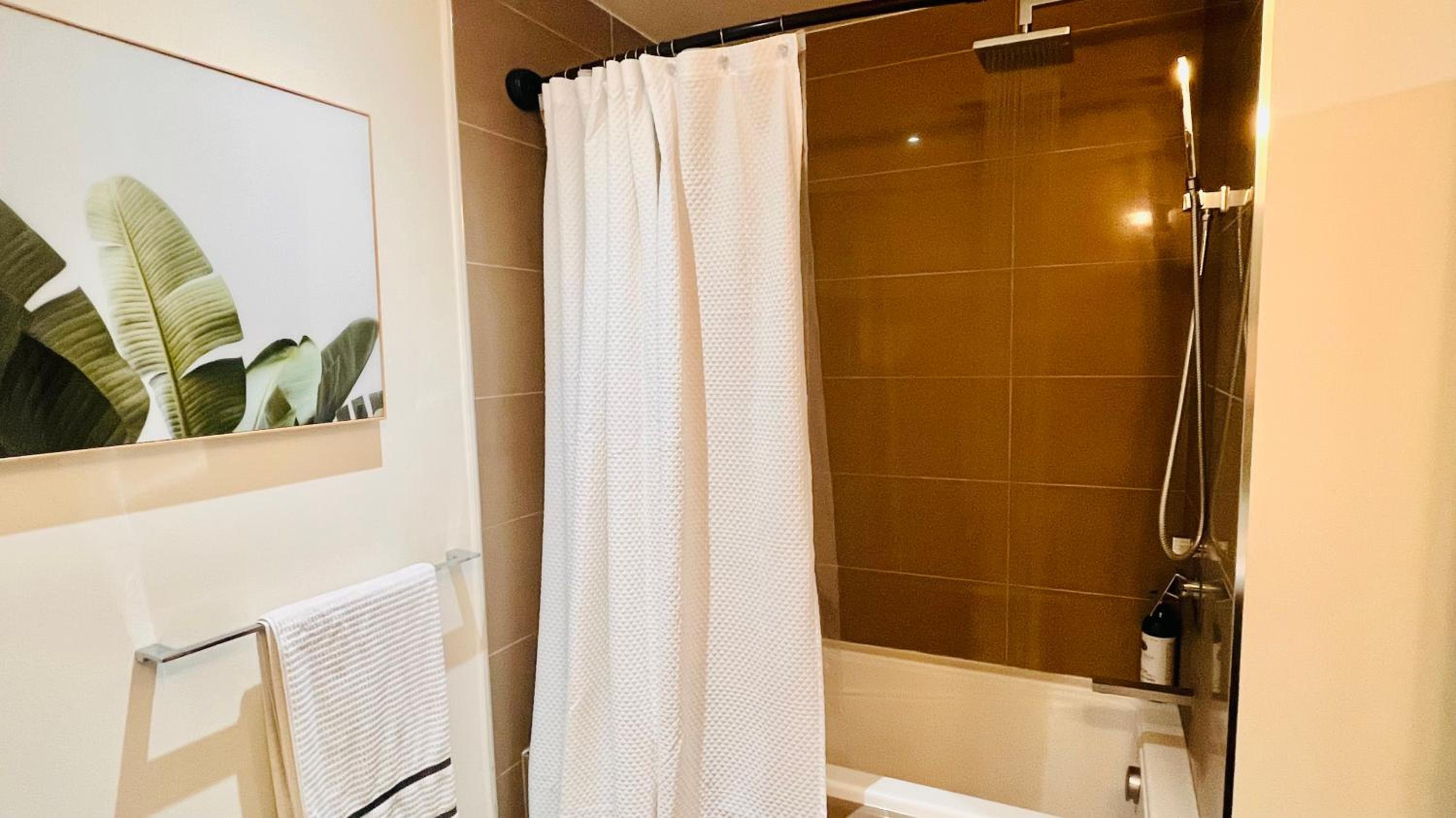 LUXURY Downtown Sunset Getaway - Your Home Away From Home - Fully Stocked Kitchen, Gym, Balcony, FREE PARKING