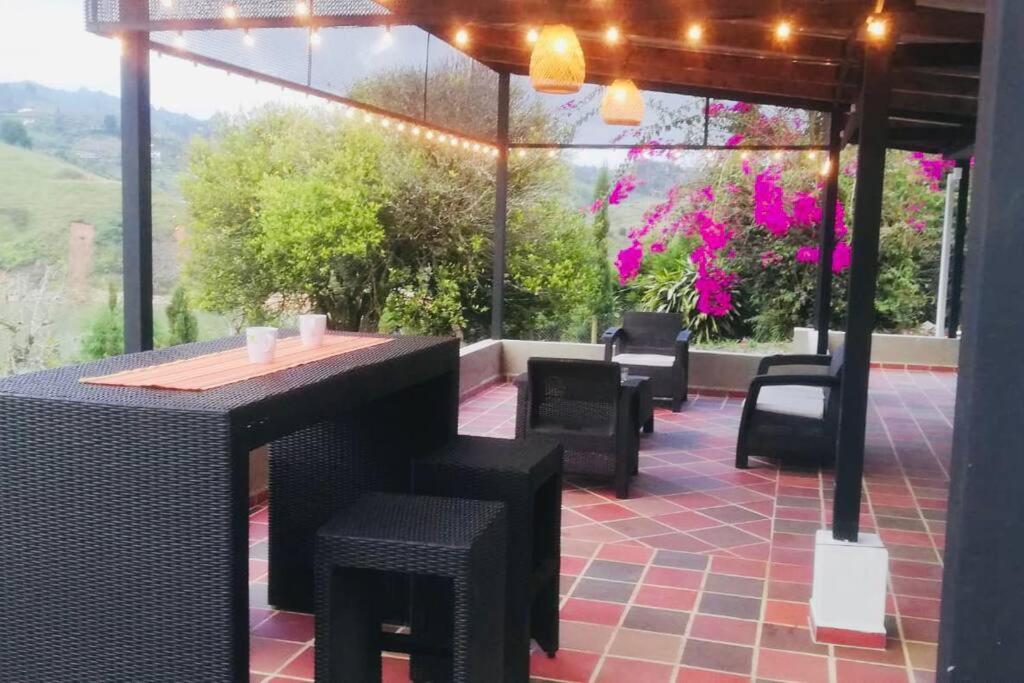 Cozy lakefront House for 6 (Guatape dam)