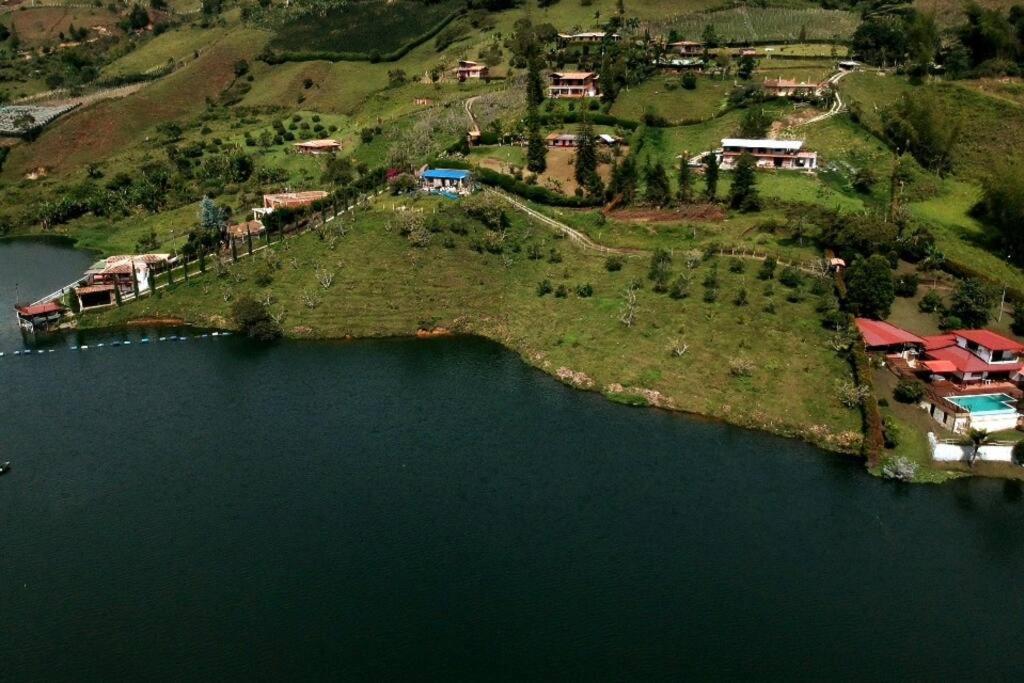 Cozy lakefront House for 6 (Guatape dam)