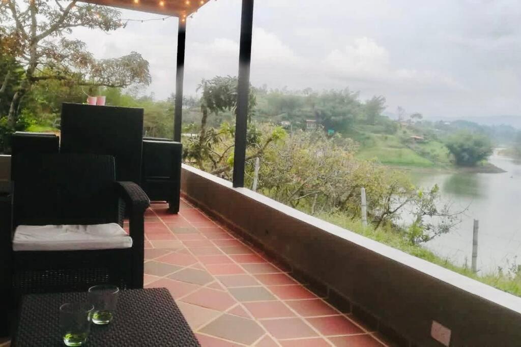 Cozy lakefront House for 6 (Guatape dam)
