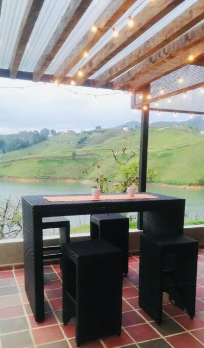 Cozy lakefront House for 6 (Guatape dam)