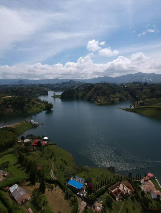 Cozy lakefront House for 6 (Guatape dam)
