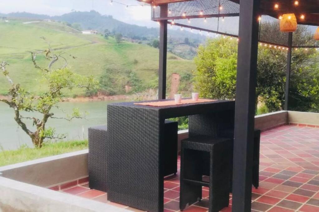 Cozy lakefront House for 6 (Guatape dam)