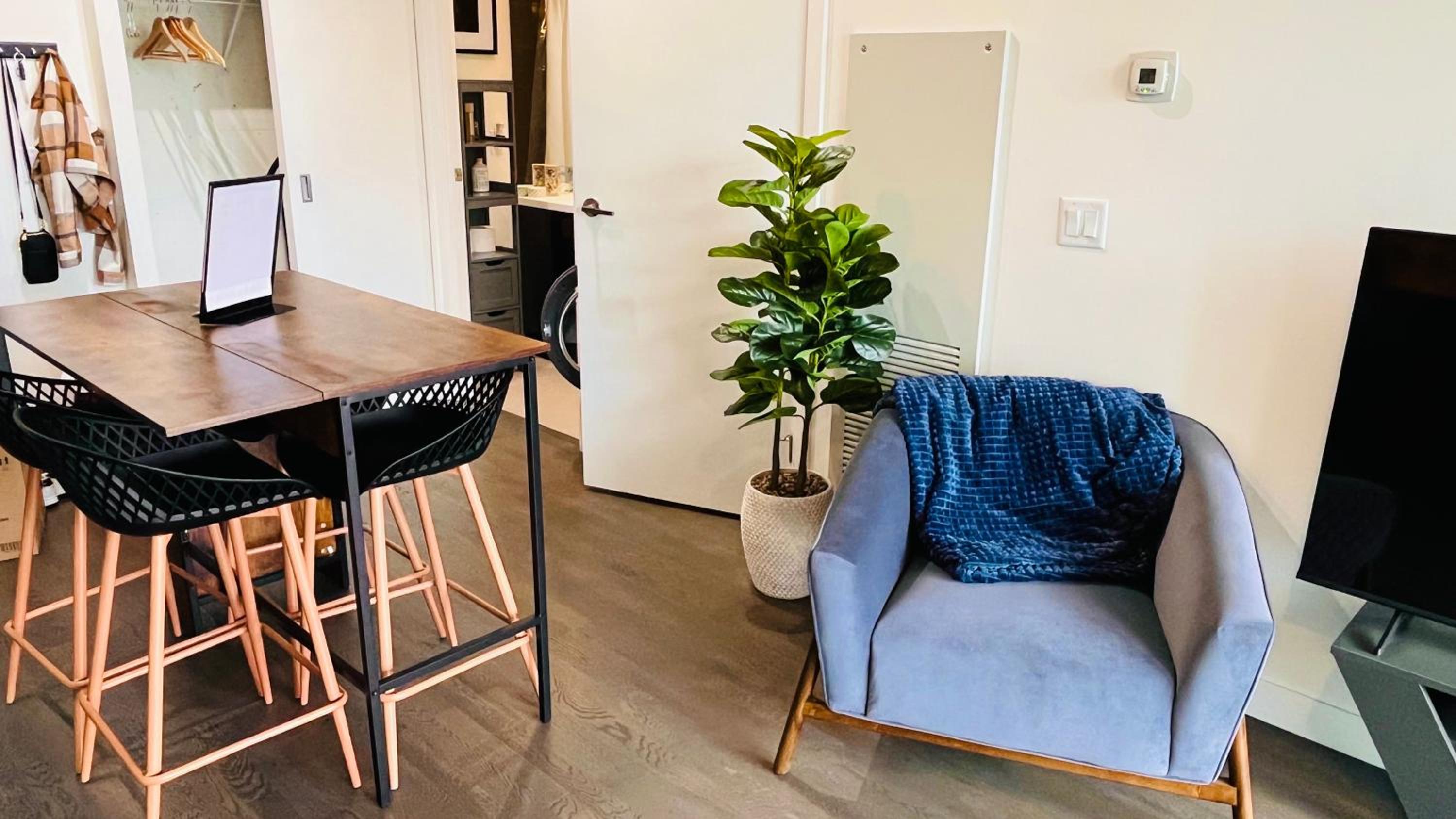 LUXURY Downtown Sunset Getaway - Your Home Away From Home - Fully Stocked Kitchen, Gym, Balcony, FREE PARKING