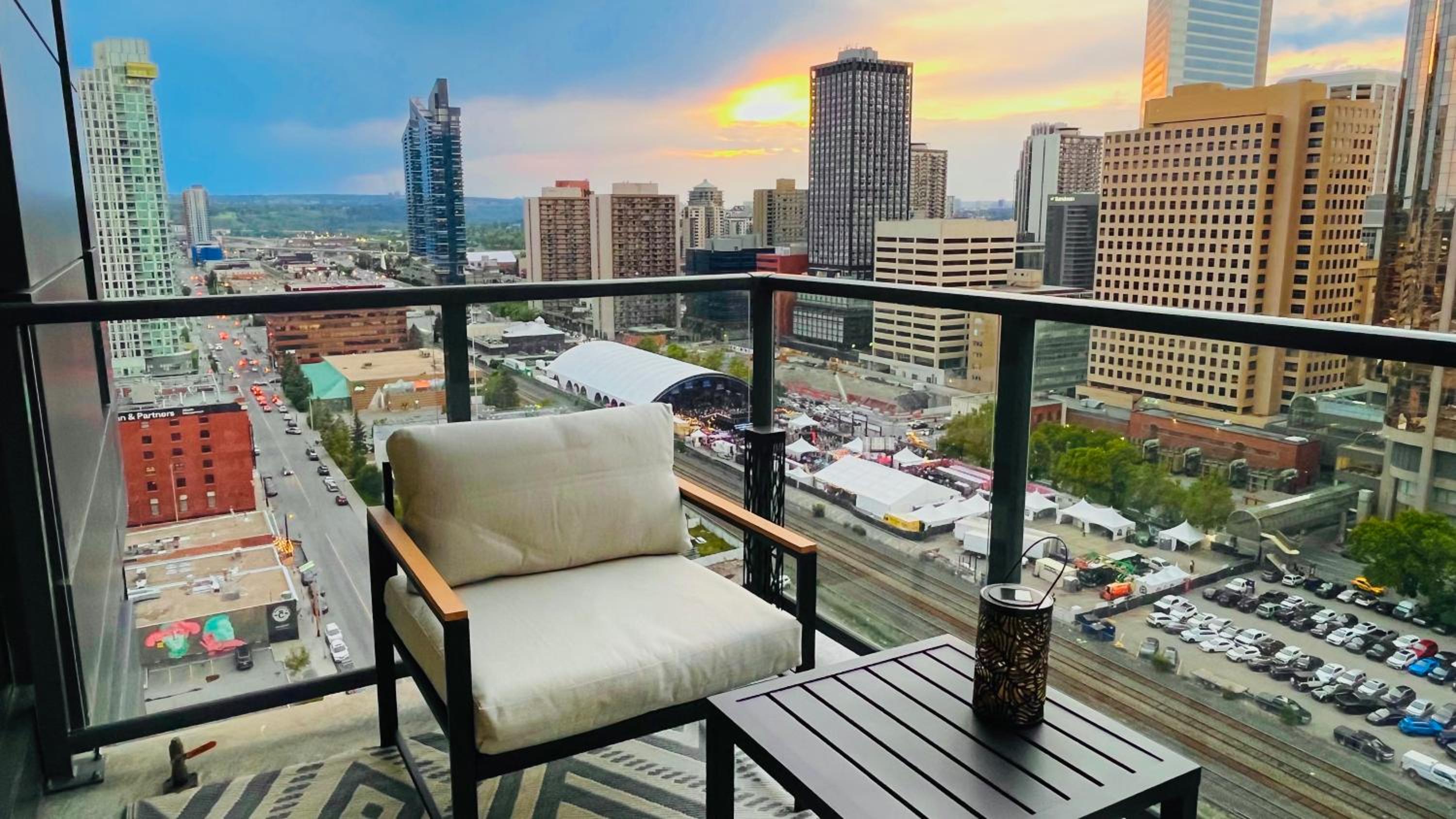 LUXURY Downtown Sunset Getaway - Your Home Away From Home - Fully Stocked Kitchen, Gym, Balcony, FREE PARKING