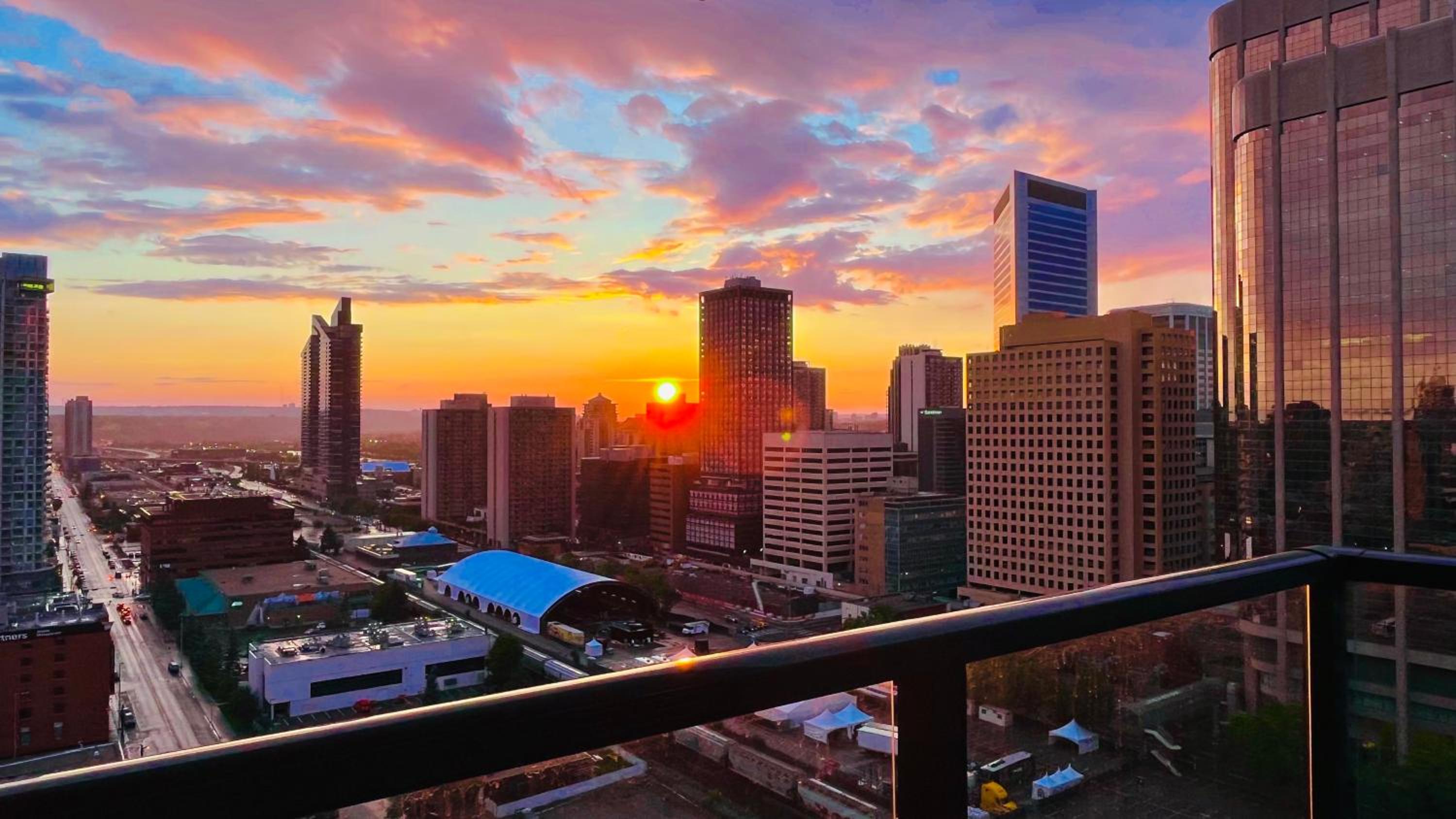 LUXURY Downtown Sunset Getaway - Your Home Away From Home - Fully Stocked Kitchen, Gym, Balcony, FREE PARKING