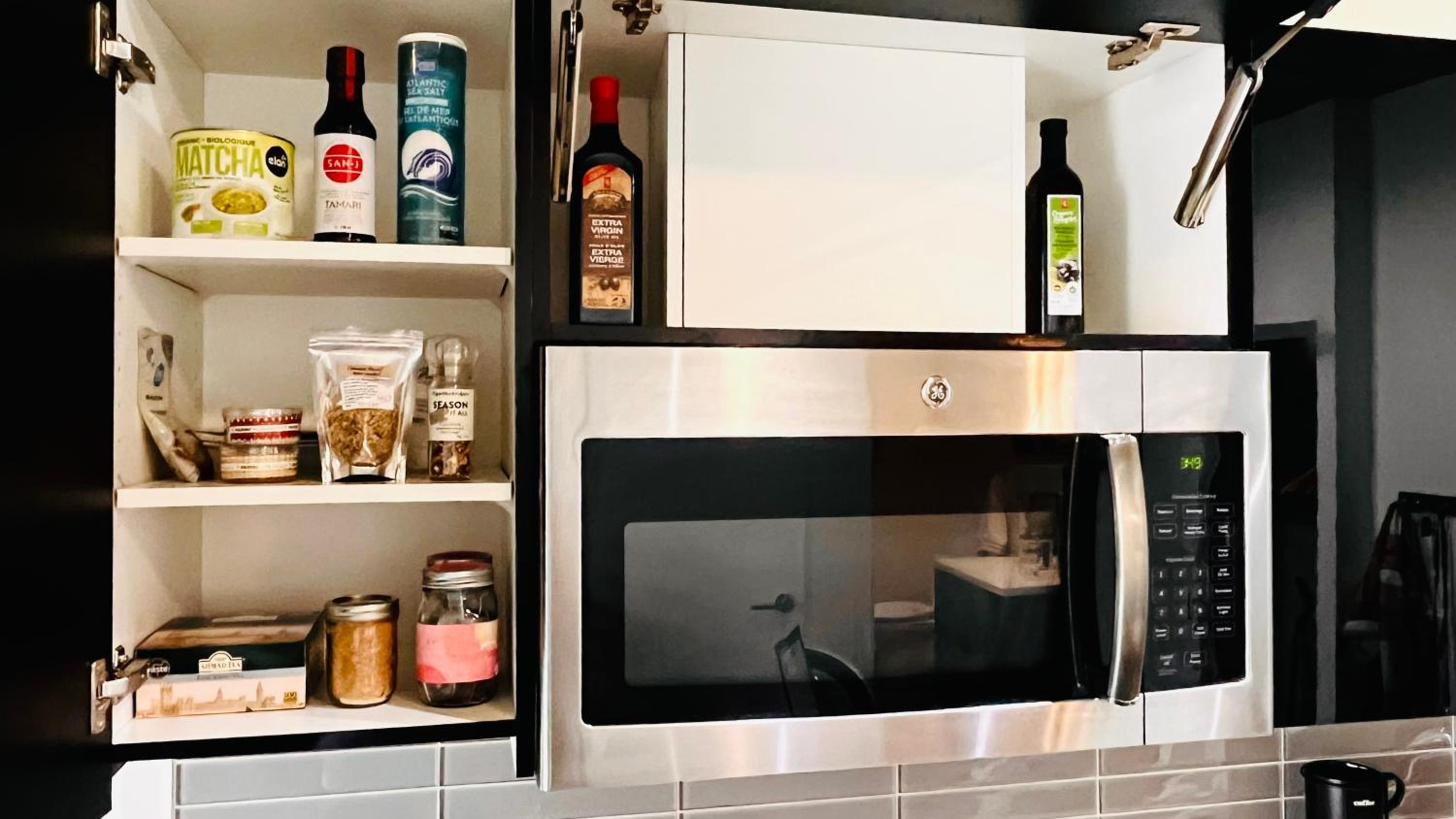 LUXURY Downtown Sunset Getaway - Your Home Away From Home - Fully Stocked Kitchen, Gym, Balcony, FREE PARKING