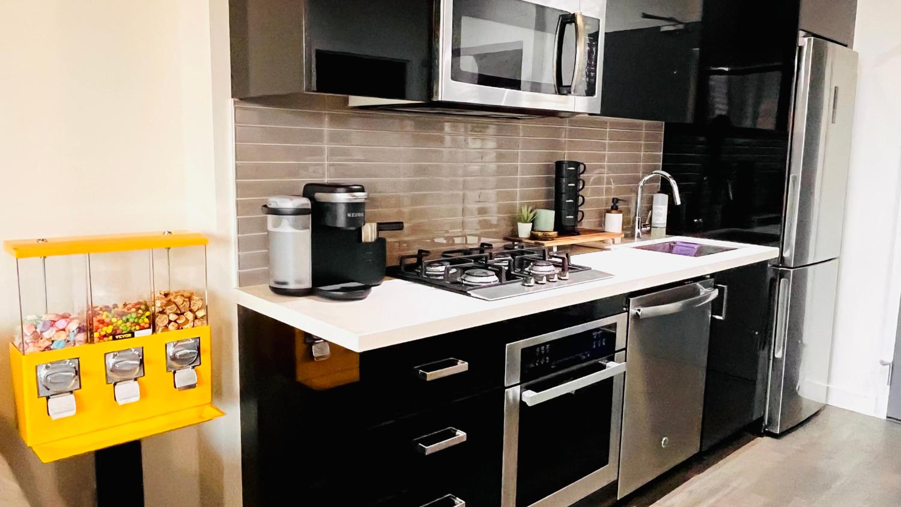 LUXURY Downtown Sunset Getaway - Your Home Away From Home - Fully Stocked Kitchen, Gym, Balcony, FREE PARKING