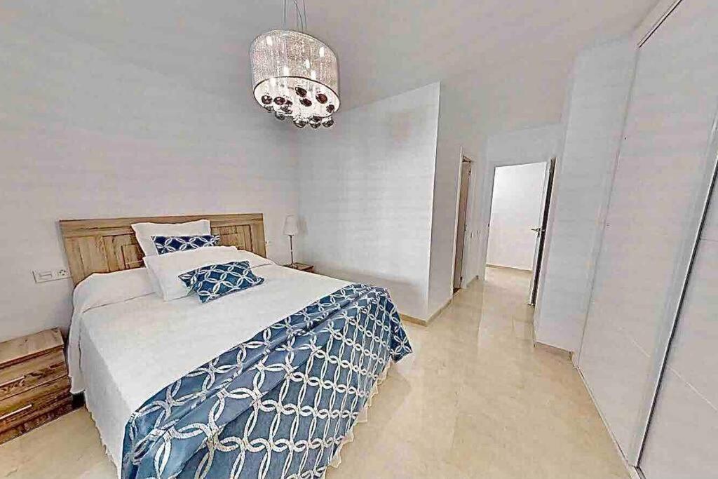 Estepona Puerto Ideal Location