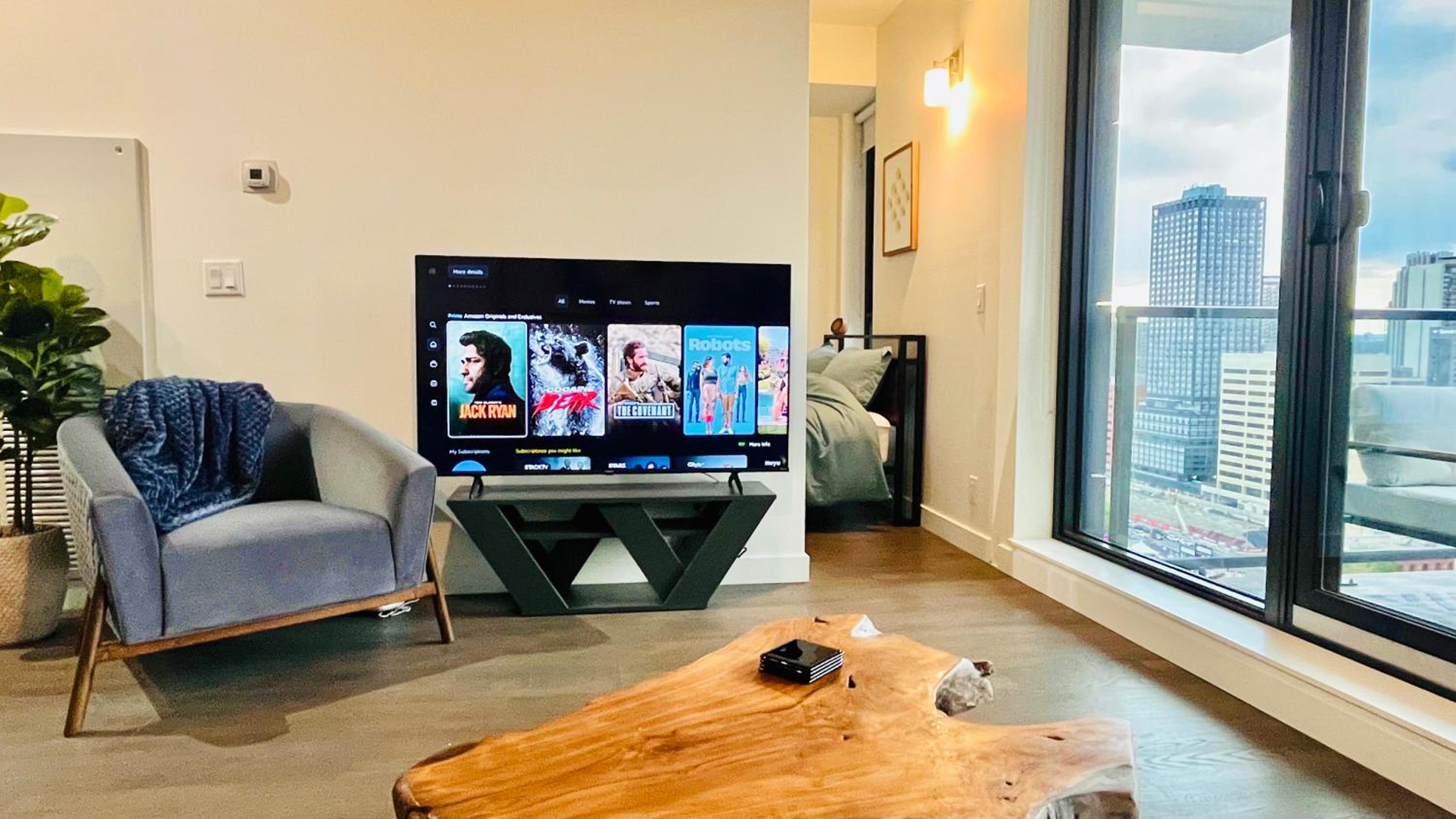 LUXURY Downtown Sunset Getaway - Your Home Away From Home - Fully Stocked Kitchen, Gym, Balcony, FREE PARKING