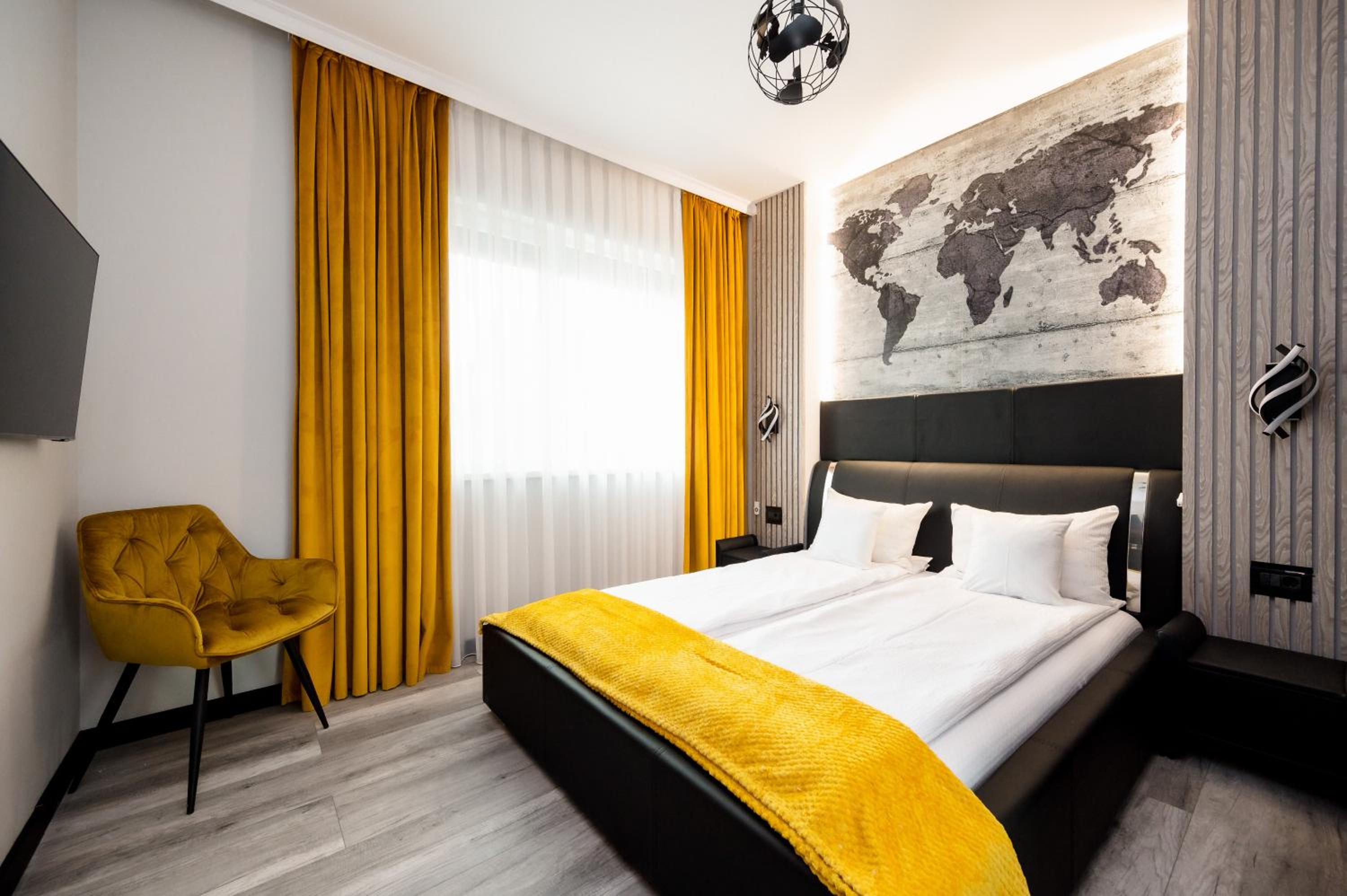 Hotel Backyard Jacuzzi House - Image 1