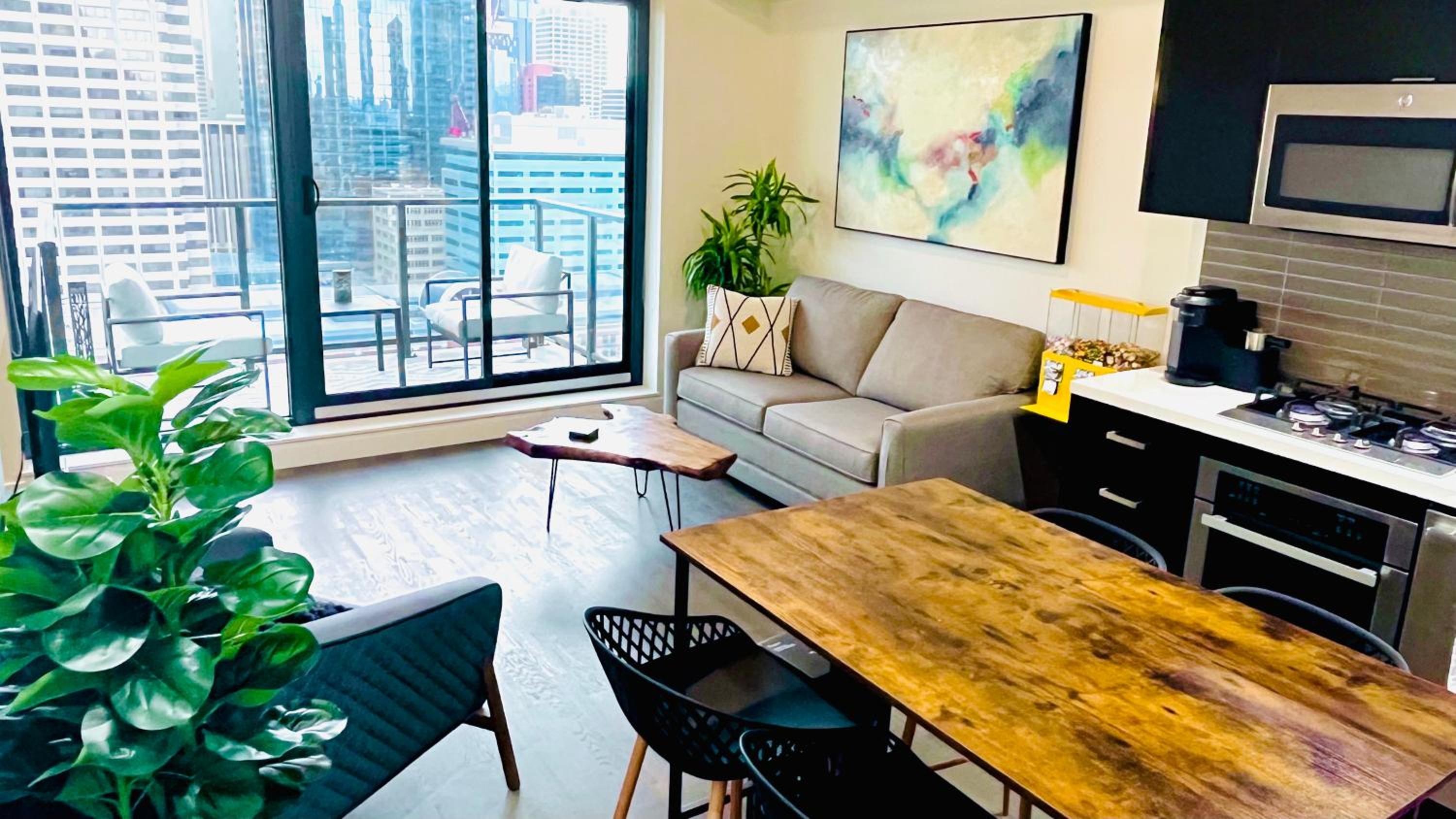 LUXURY Downtown Sunset Getaway - Your Home Away From Home - Fully Stocked Kitchen, Gym, Balcony, FREE PARKING