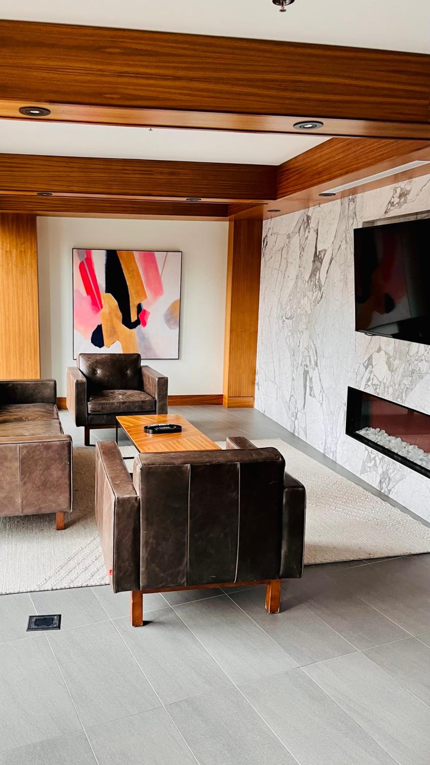 LUXURY Downtown Sunset Getaway - Your Home Away From Home - Fully Stocked Kitchen, Gym, Balcony, FREE PARKING
