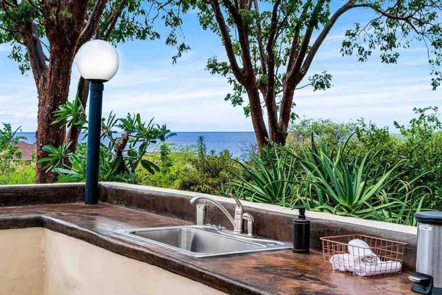 Kona Bay View Condo, Pool, Lanai, Walk to Town and Dining, AC, Free Parking
