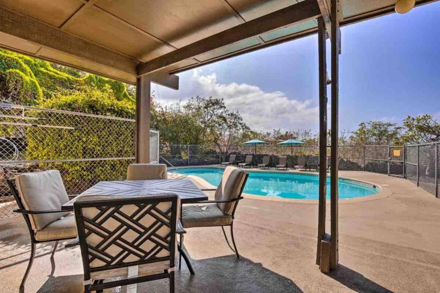 Kona Bay View Condo, Pool, Lanai, Walk to Town and Dining, AC, Free Parking