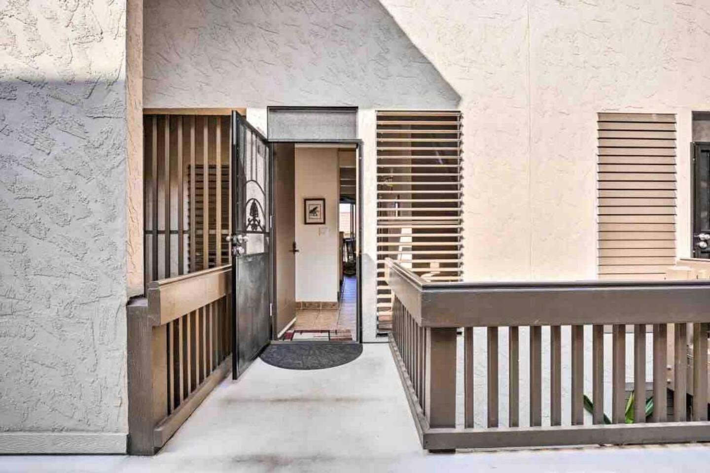 Kona Bay View Condo, Pool, Lanai, Walk to Town and Dining, AC, Free Parking