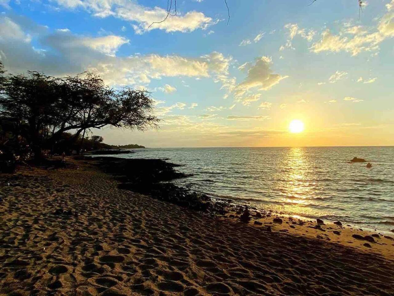 Kona Bay View Condo, Pool, Lanai, Walk to Town and Dining, AC, Free Parking