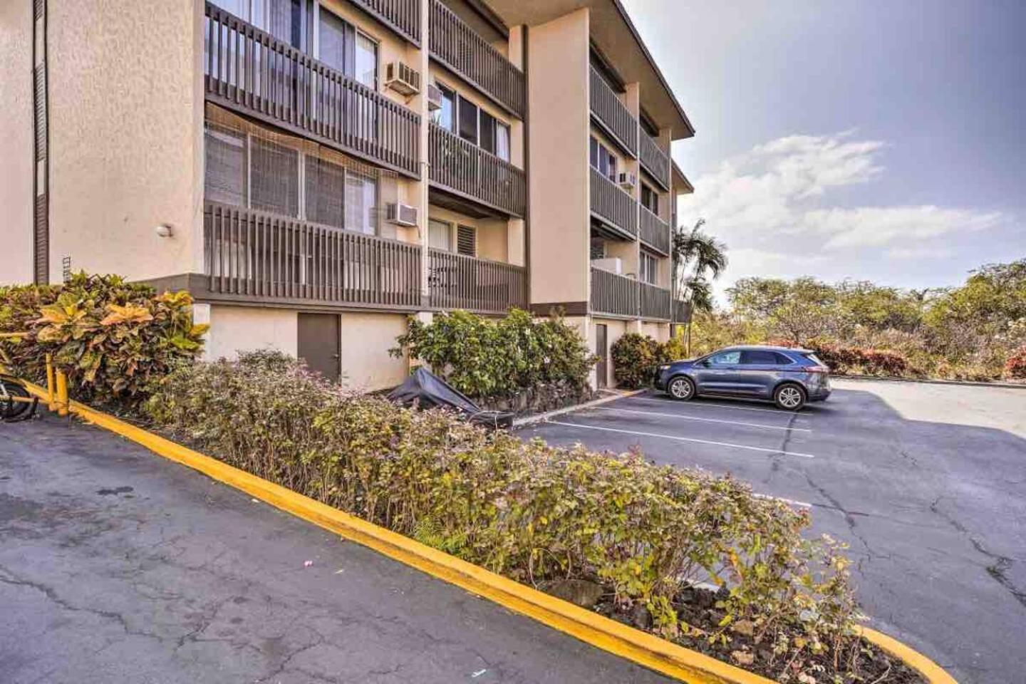 Kona Bay View Condo, Pool, Lanai, Walk to Town and Dining, AC, Free Parking