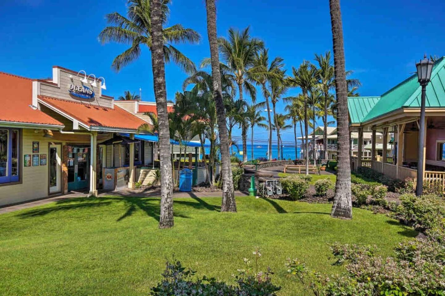 Kona Bay View Condo, Pool, Lanai, Walk to Town and Dining, AC, Free Parking
