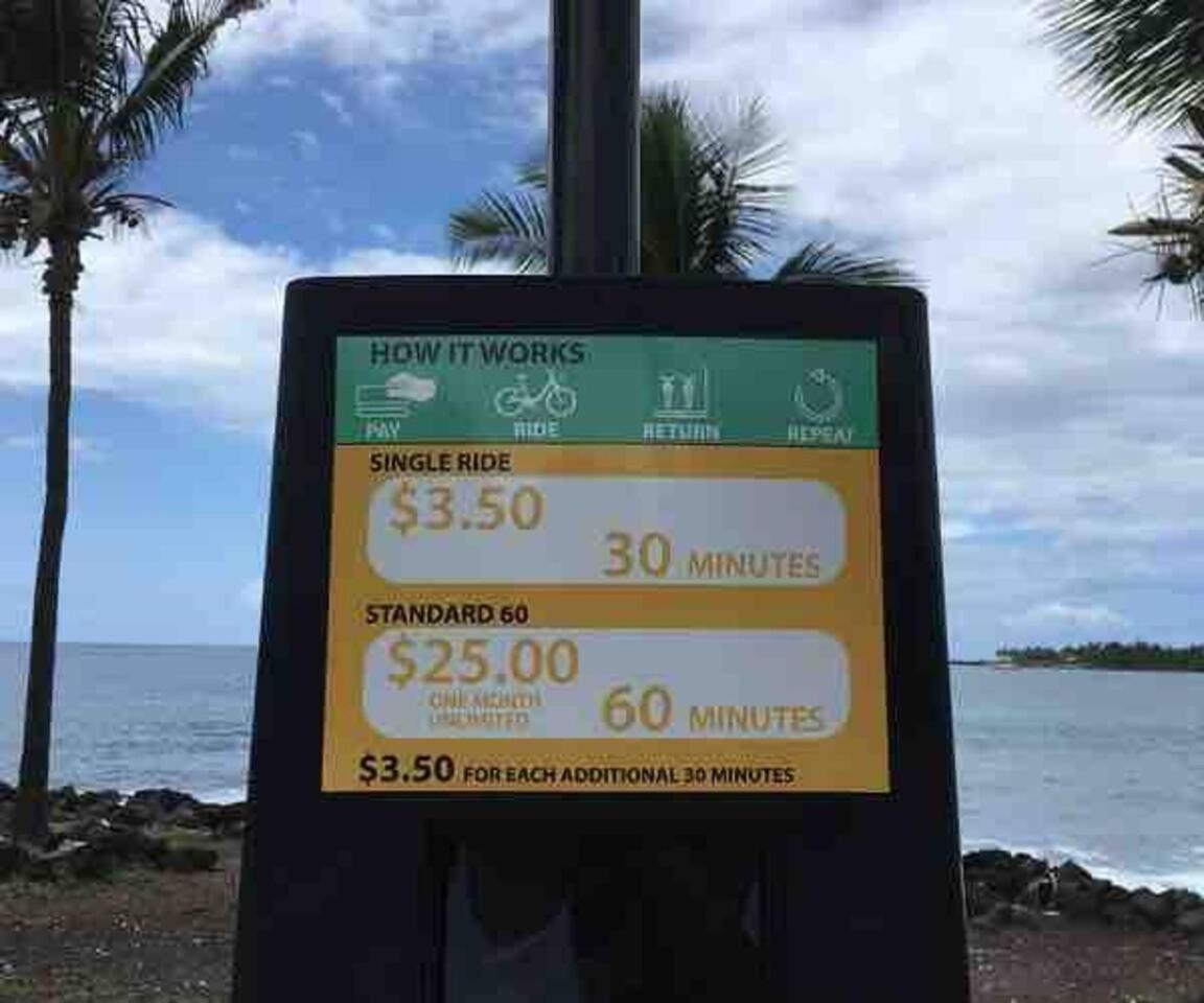 Kona Bay View Condo, Pool, Lanai, Walk to Town and Dining, AC, Free Parking