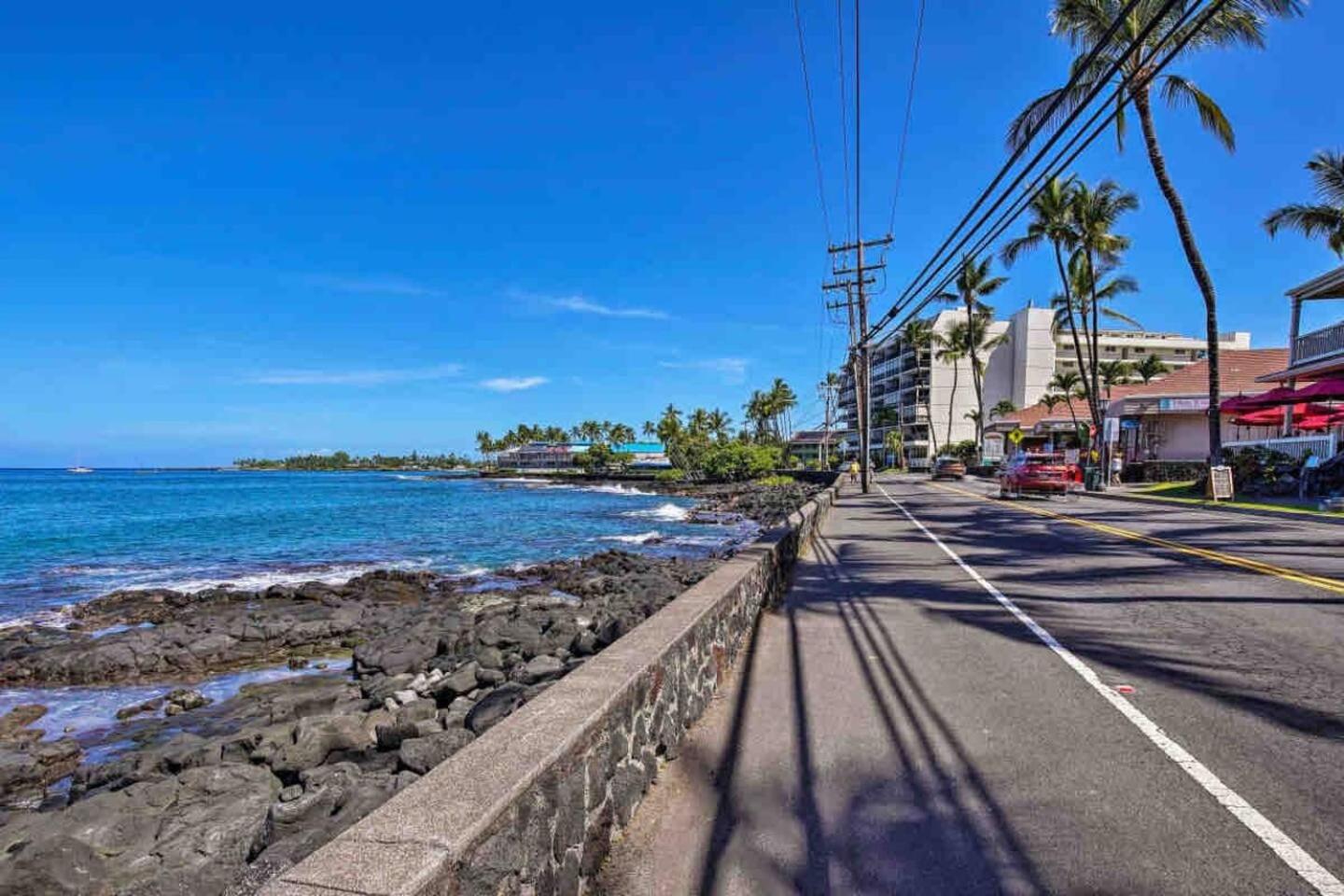 Kona Bay View Condo, Pool, Lanai, Walk to Town and Dining, AC, Free Parking