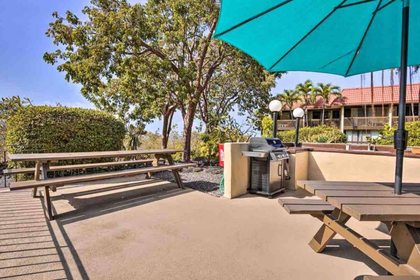 Kona Bay View Condo, Pool, Lanai, Walk to Town and Dining, AC, Free Parking