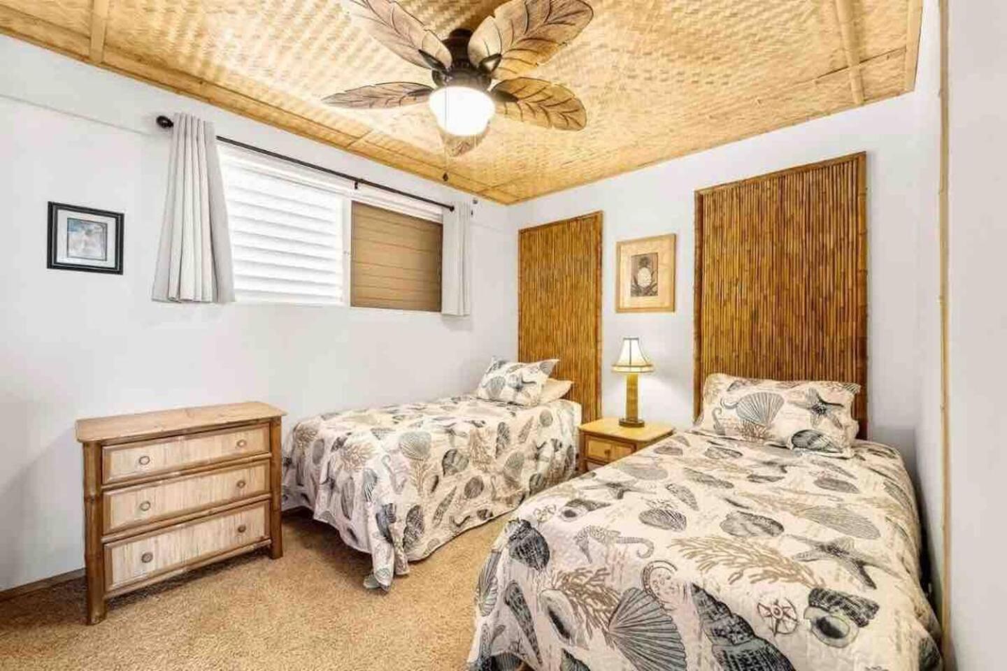 Kona Bay View Condo, Pool, Lanai, Walk to Town and Dining, AC, Free Parking
