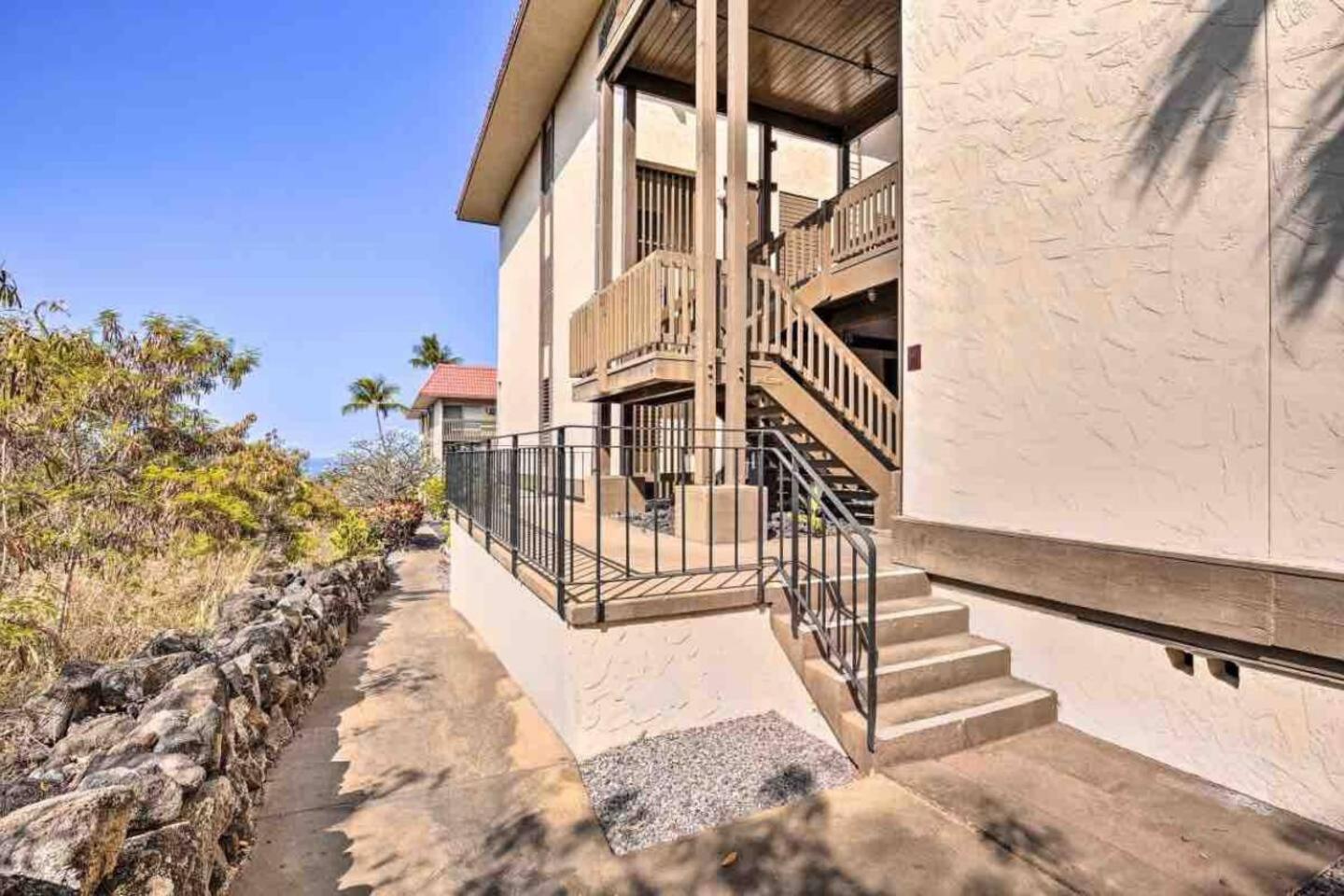 Kona Bay View Condo, Pool, Lanai, Walk to Town and Dining, AC, Free Parking
