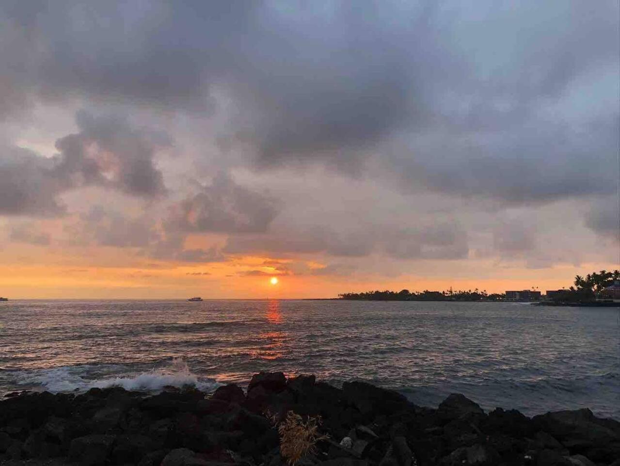 Kona Bay View Condo, Pool, Lanai, Walk to Town and Dining, AC, Free Parking