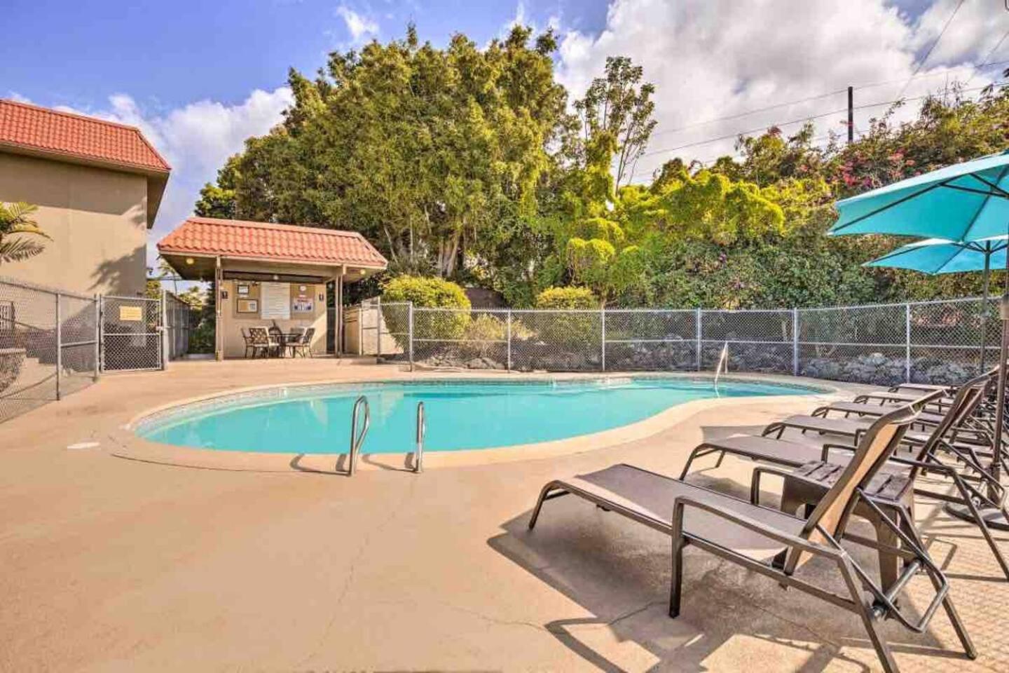 Kona Bay View Condo, Pool, Lanai, Walk to Town and Dining, AC, Free Parking