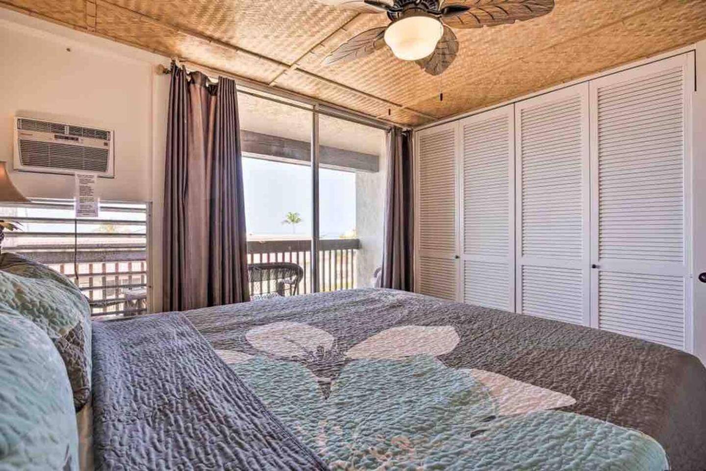Kona Bay View Condo, Pool, Lanai, Walk to Town and Dining, AC, Free Parking