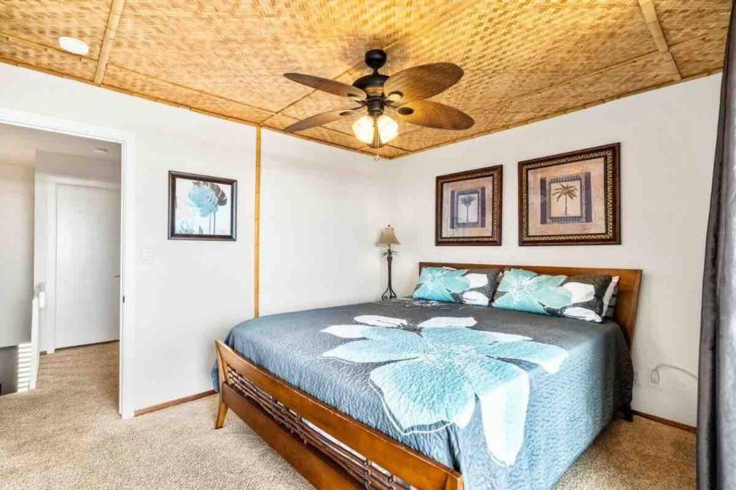 Kona Bay View Condo, Pool, Lanai, Walk to Town and Dining, AC, Free Parking