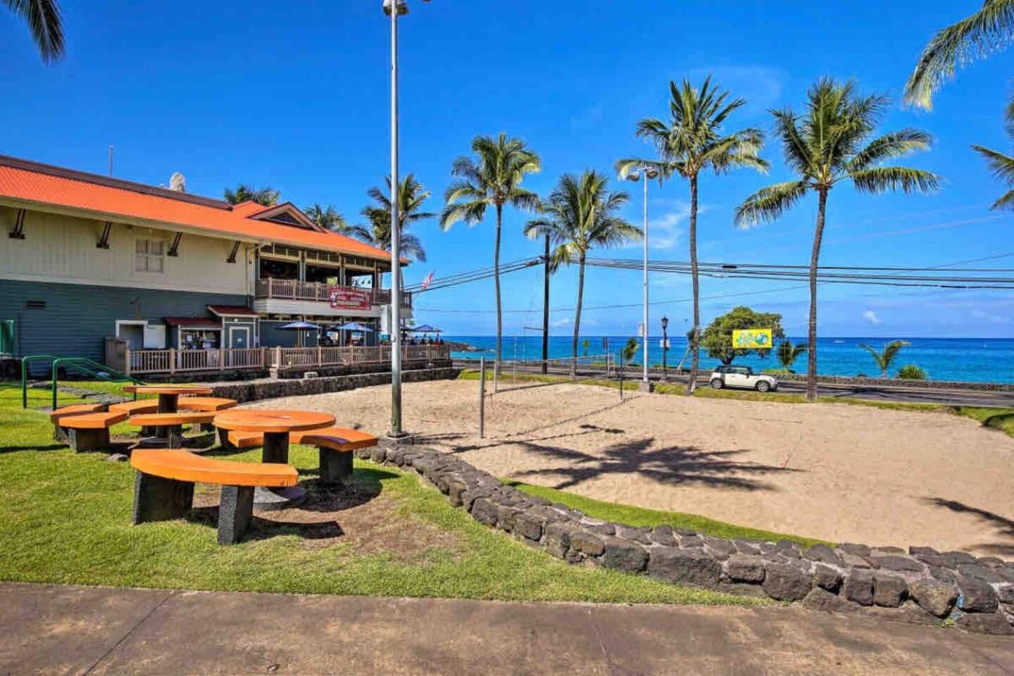 Kona Bay View Condo, Pool, Lanai, Walk to Town and Dining, AC, Free Parking